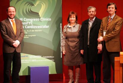 De izquierda a derecha, el presidente de la Sociedad Española de Medicina de Familia, Luis Aguilera; la responsable de la organización del congreso, María Eugenia Azpeitia; el presidente de Osatzen, Rafael Gracia, y José María Lobos, del Grupo de Riesgo Cardiovascular, ayer en el Palacio Euskalduna de Bilbao, que acoge la cita.