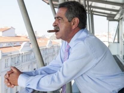Miguel &Aacute;ngel Revilla, presidente del Gobierno de Cantabria, asomado en el balc&oacute;n de su despacho