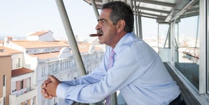 Miguel Ángel Revilla, president del Govern de Cantàbria, al balcó del seu despatx.
