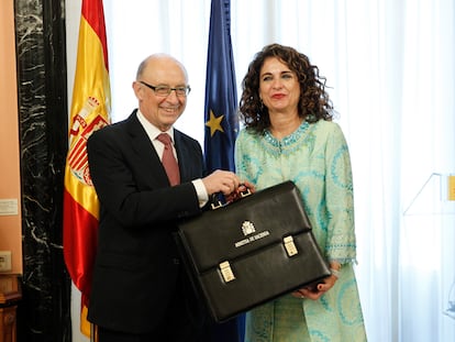 La actual ministra de Hacienda, María Jesús Montero, con su predecesor, Cristóbal Montoro, en el intercambio de carteras que se produjo en 2018.