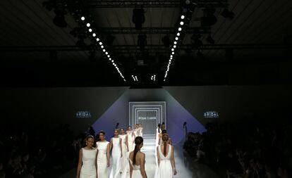 Els models de la dissenyadora Rosa Clará han inaugurat la Barcelona Bridal Fashion Week.