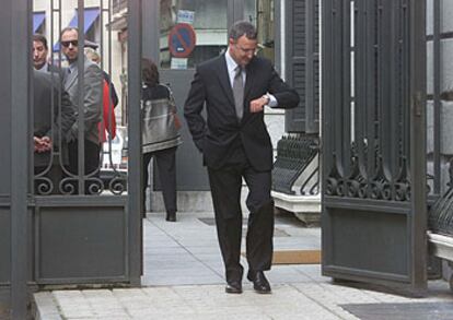 El portavoz del Grupo Socialista en el Congreso, Jesús Caldera, en una puerta de entrada de la Cámara baja.