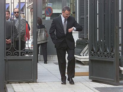 El portavoz del Grupo Socialista en el Congreso, Jesús Caldera, en una puerta de entrada de la Cámara baja.