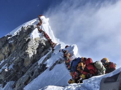 Engarrafamento. Mais de 200 alpinistas fazem fila para chegar ao topo do Everest, em 22 de maio. A foto foi tirada pelo montanhista nepalês Nirmal Purja.