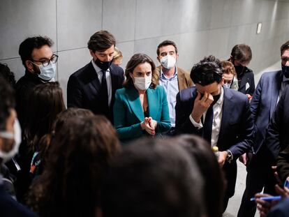 La portavoz del Grupo Popular en el Congreso, Cuca Gamarra (en el centro), se dirige a un grupo de periodistas tras dar una rueda de prensa el jueves en el Congreso.