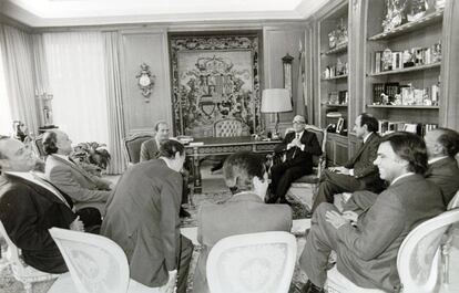 En el sentido de las agujas del reloj, Calvo Sotelo (con traje oscuro), Roca, Carrillo, González, Suárez, Lavilla, Fraga Arzalluz y el rey Juan Carlos I, en el palacio de la Zarzuela durante un acto en los años 80.