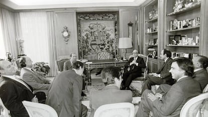 En el sentido de las agujas del reloj, Calvo Sotelo (con traje oscuro), Roca, Carrillo, González, Suárez, Lavilla, Fraga Arzalluz y el rey Juan Carlos I, en el palacio de la Zarzuela durante un acto en los años 80.