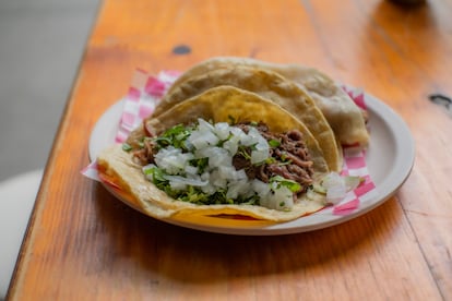 Tacos de barbacoa de res y taco de machacado con huevo.