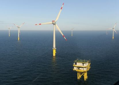 Vista a&eacute;rea del parque e&oacute;lico marino Alpha Ventus, situado en el mar del Norte, cerca de la isla de Borkum