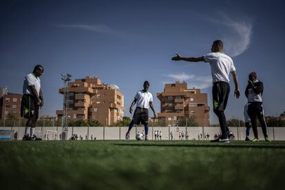 Jorge Villegas, hincha del Rayo Vallecano y la persona que más tiempo pasa con los miembros del equipo madrileño, cree que estas actividades les ayudan a salir de su cabeza: “Muchos han pasado por experiencias de las que no quieren ni hablar”, señala. Visi Martínez Blasco, mediadora social del centro de Mislata, coincide: “Han aprendido a gestionar ciertos momentos de tensión que han vivido. Es una actividad bastante positiva”. Villegas afirma que “el objetivo del centro es que, cuando vayan a comprar el pan, todo esté bien”. En la foto, calentamiento de uno de los equipos de refugiados antes del partido.