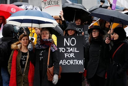 Paro de mujeres en Bruselas, en el cartel: "No a la cárcel para quien aborta".
