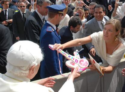 El Papa recibe la guitarra de Chikilicuatre.
