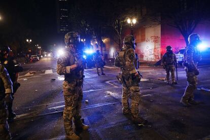 Agentes federales se preparan para enfrentarse a los manifestantes, en Portland.