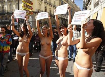 Las cuatro activistas, durante su manifestación contra los Sanfermines en Madrid.