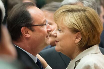 Fran&ccedil;ois Hollande y Angela Merkel se saludan en Bruselas.