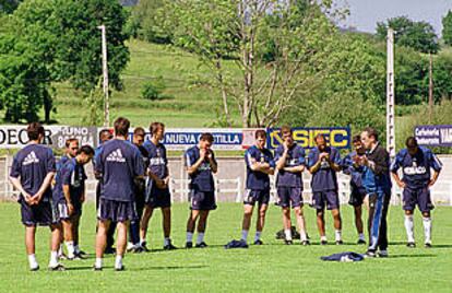 Irureta se dirige a la plantilla durante un entrenamiento.