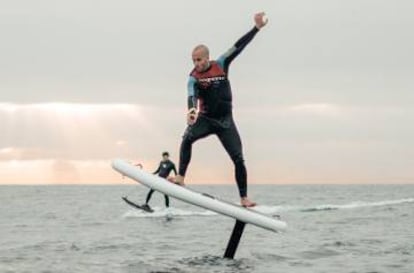 Un cliente practica eFoiling en la Barceloneta con una de las tablas de TakeOff Barcelona.