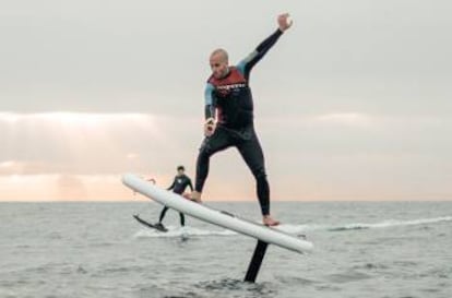 Un cliente practica eFoiling en la Barceloneta con una de las tablas de TakeOff Barcelona. 