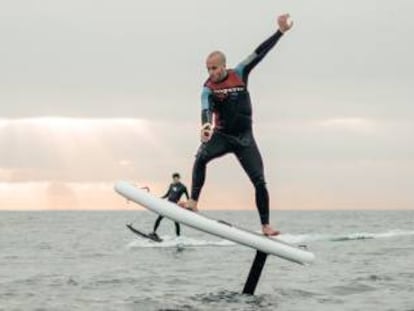 Un cliente practica eFoiling en la Barceloneta con una de las tablas de TakeOff Barcelona. 