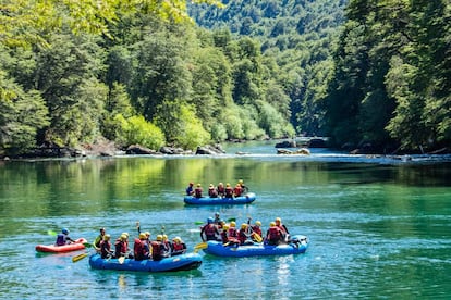 Turistas navegando por el lago glacial del Parque Nacional de Nahuel Huapi, cerca de Bariloche.