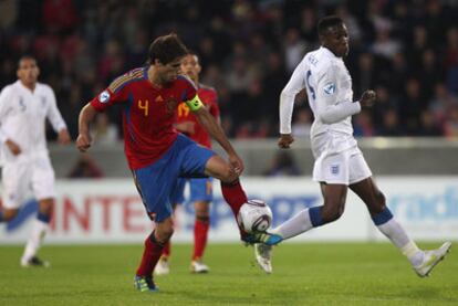 Javi Martínez le roba el balón a Welbeck en el España-Inglaterra del pasado domingo.