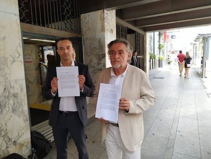 Los concejales socialistas Alfredo González y Pepu Hernandez, en la sede de los juzgados de lo contencioso administrativo, este jueves en Madrid.