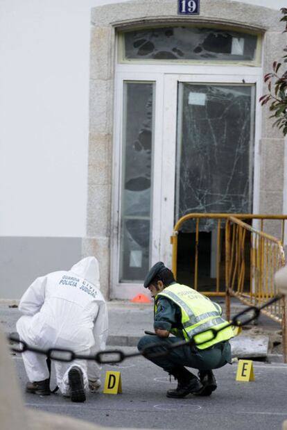 La Policía Judicial inspecciona el lugar tras la explosión.