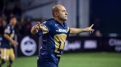 Ailton Da Silva durante un partido de leyendas entre Pumas y América.