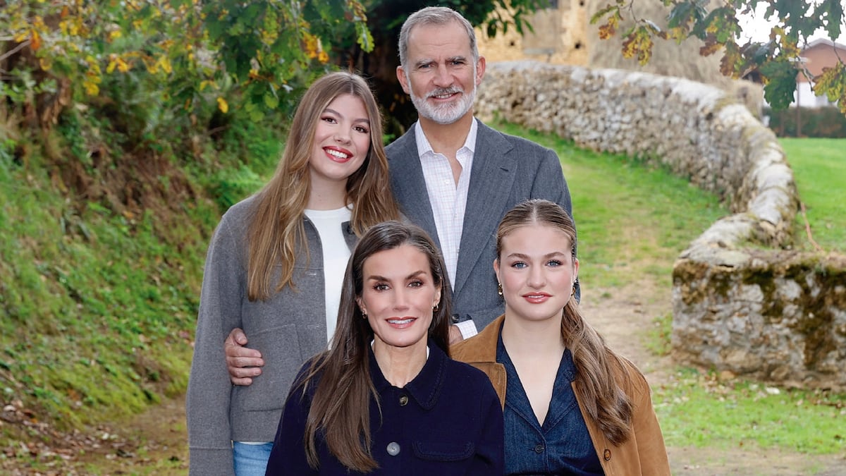 Los Reyes felicitan la Navidad con una foto familiar y Juan Carlos I y doña Sofía, con una imagen de sus perros