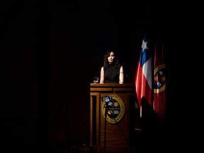 La presidenta de la Comunidad de Madrid, Isabel Díaz Ayuso, ofrece un discurso durante su visita este lunes a  la Universidad de Los Andes, en la comuna de Las Condés, en Santiago (Chile).