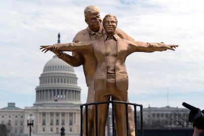 Una escultura en la que se ve a Trump con Jeffrey Epstein en un homenaje a la película 'Titanic', apareció este miércoles ante el Capitolio.