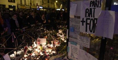 Homenaje a las víctimas del atentado contra La Belle Équipe, en París.