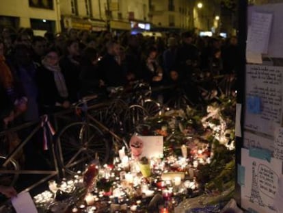 Homenaje a las v&iacute;ctimas del atentado contra La Belle &Eacute;quipe, en Par&iacute;s.