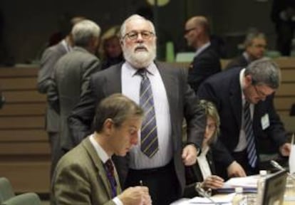 El ministro de Agricultura y Pesca español, Miguel Arias Cañete (c), asiste al inicio del Consejo de ministros de Pesca de la Unión Europea (UE) celebrado en Bruselas, Bélgica. EFE/Archivo