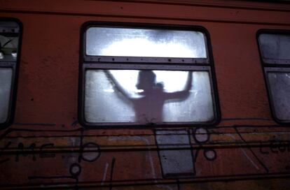 Una refugiada, tras la ventana de un tren con destino a Serbia, en la ciudad de Gevgelija, Macedonia.
