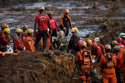 Membros da unidade de resgate israelense se unem aos bombeiros brasileiros para ajudar na busca por vítimas. 