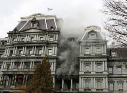 El humo sale por la fachada del edificio Old Executive Building.