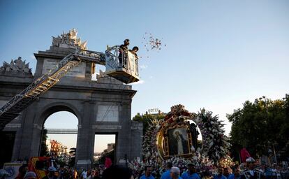 Miles de personas participan en la tradicional procesión de la Virgen de la Paloma, en el centro de Madrid, el 15 de agosto de 2019.