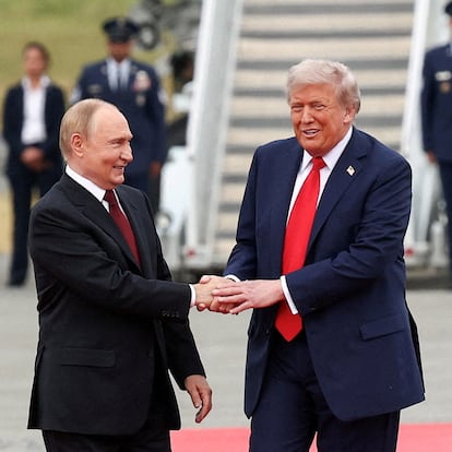 FILE PHOTO: U.S. President Donald Trump shakes hand with Russian President Vladimir Putin, as they meet to negotiate for an end to the war in Ukraine, at Joint Base Elmendorf-Richardson in Anchorage, Alaska, U.S., August 15, 2025. REUTERS/Kevin Lamarque/File Photo