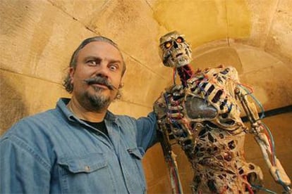 El cineasta y experto en efectos especiales Sergio Stivaletti posa con una de las creaciones que presenta en su exposición.
