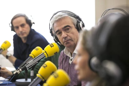 Carles Francino, durante la emisión de la 'La ventana', el viernes en Las Palmas de Gran Canaria.