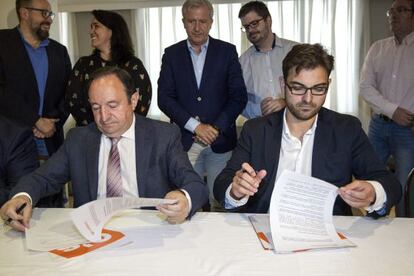 Pedro Sanz (PP) y Diego Ubis (C's) firman el pacto anticorrupción en La Rioja.