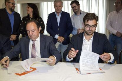 Pedro Sanz (PP) y Diego Ubis (C&#039;s) firman el pacto anticorrupci&oacute;n en La Rioja. 