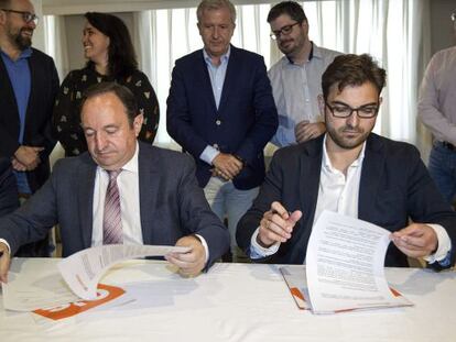 Pedro Sanz (PP) y Diego Ubis (C&#039;s) firman el pacto anticorrupci&oacute;n en La Rioja. 