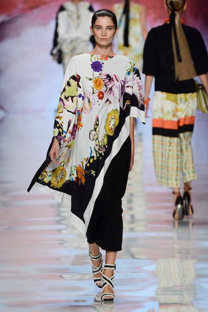 El print floral es uno de los motivos más comunes de los kimonos, como éste de Etro primavera-verano 2013