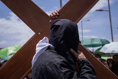 Penitente carga a lo largo del recorrido una cruz.