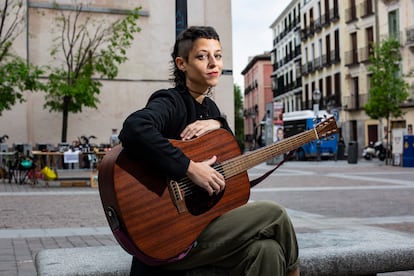 Travis Birds posa con su guitarra en la plaza de San Ildefonso de Madrid, el 15 de abril.