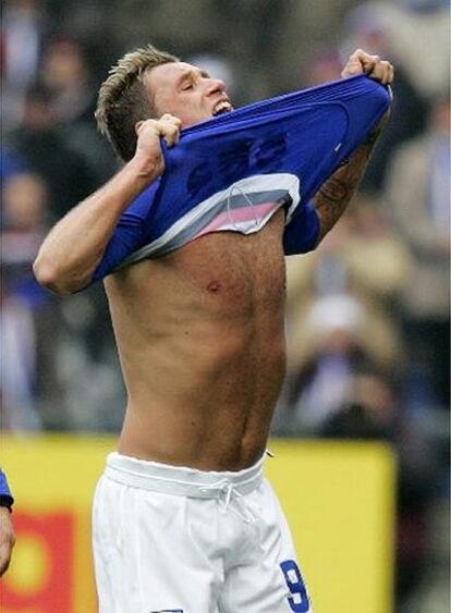 Cassano protesta tras recibir la tarjeta amarilla