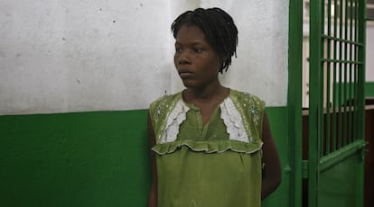 Una mujer, en uno de los pasillos del centro Isaie Jeanty & Leon Audain en la capital haitiana.