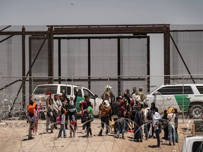 Un grupo de migrantes se entregan a la patrulla fronteriza de Estados Unidos, el 12 de mayo de 2023.
